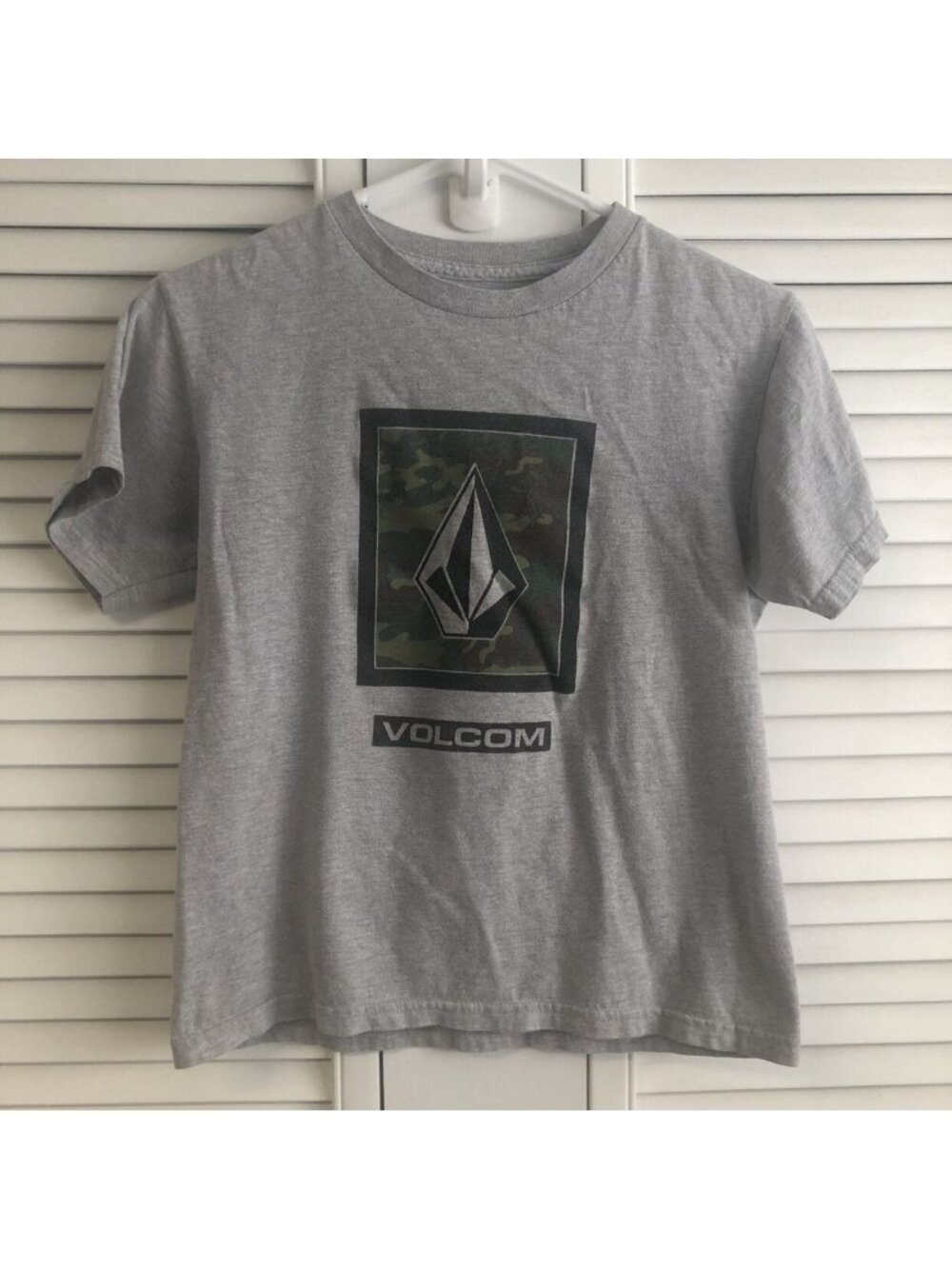 Volcom Size S Grey With Logo & Camo Tee